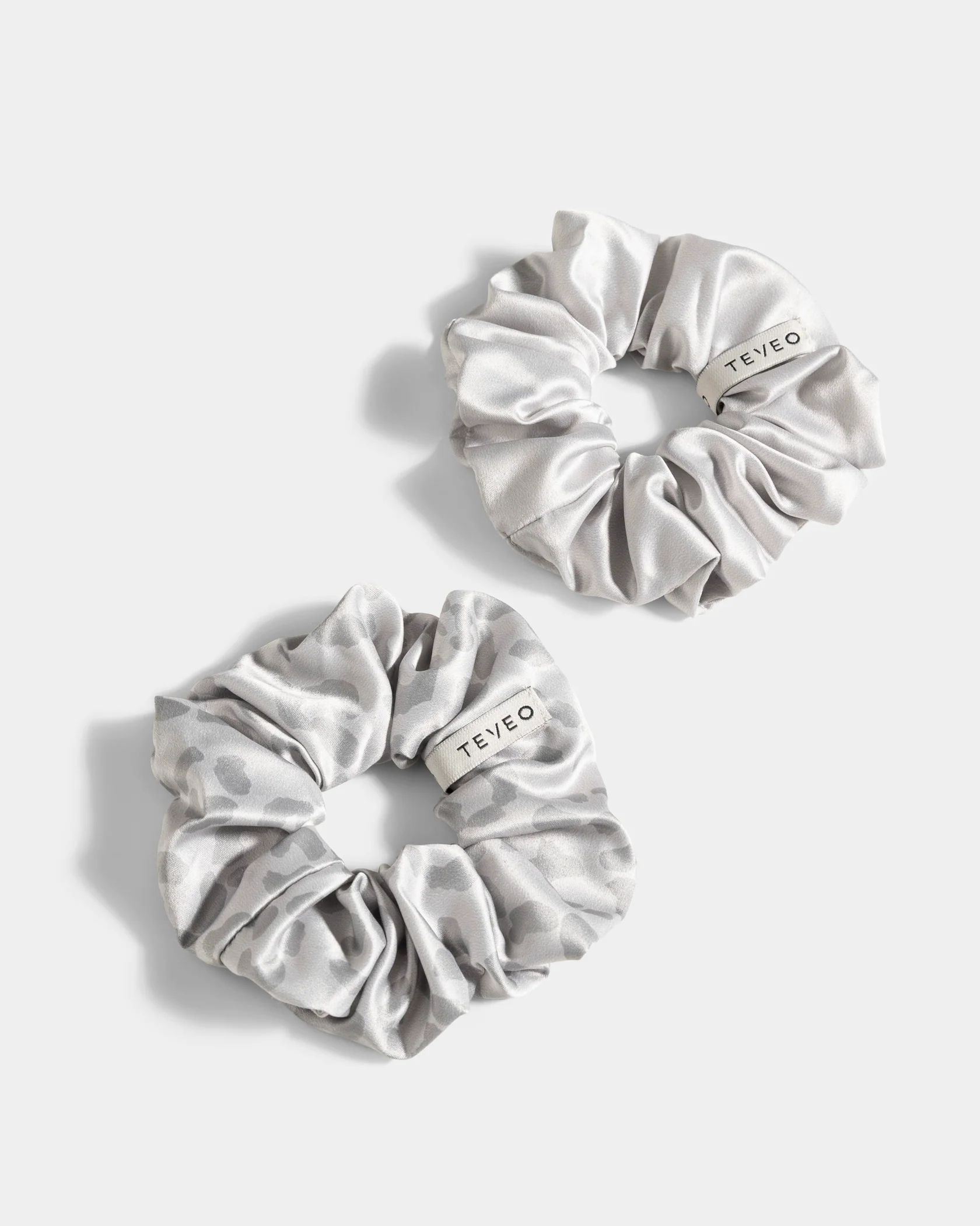 Contrastline Scrunchies (2er-Pack) ''Leo - Hellgrau'' - Image 2