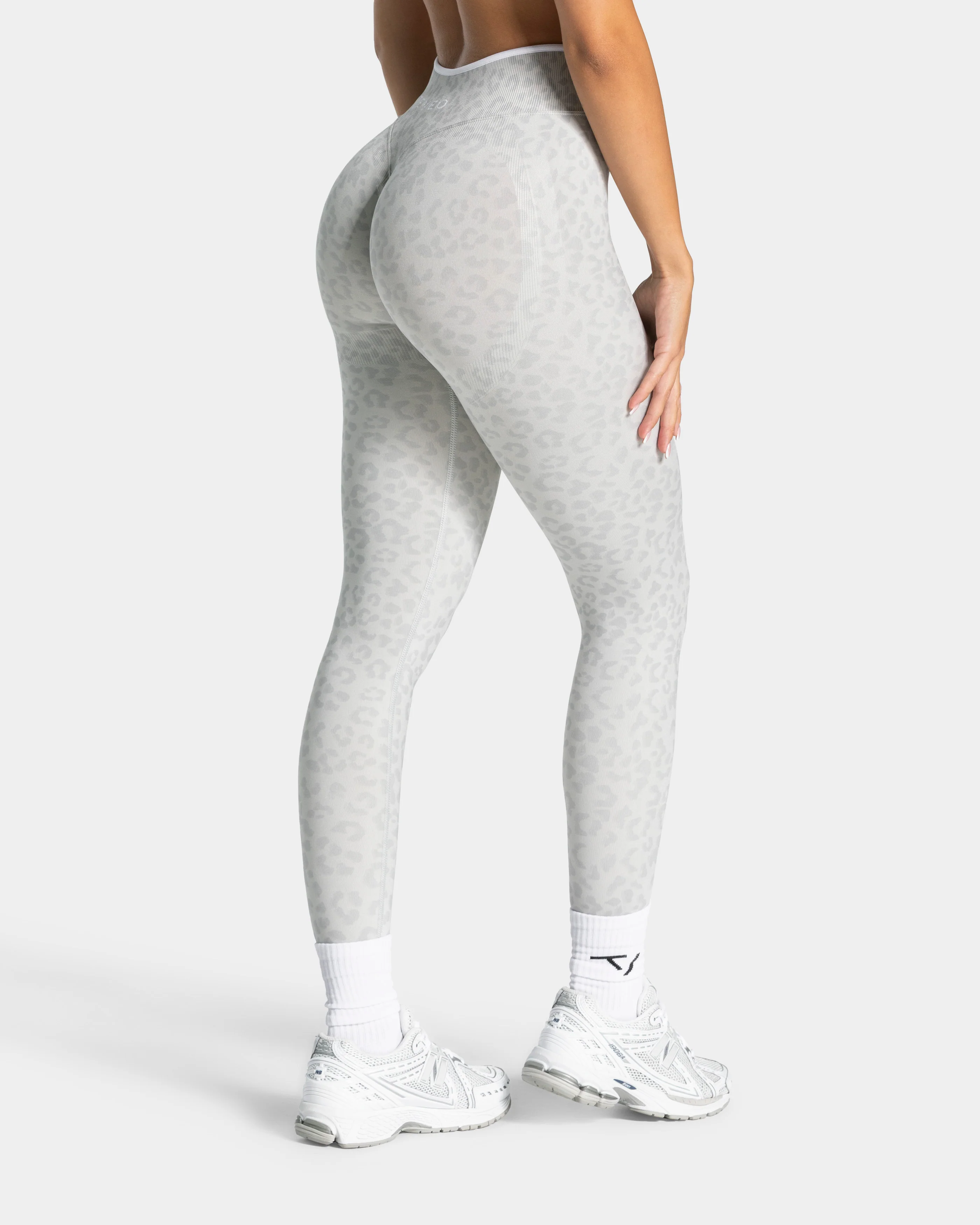 Contrastline Sculpt Scrunch Leggings "Leo Hellgrau" - Image 2