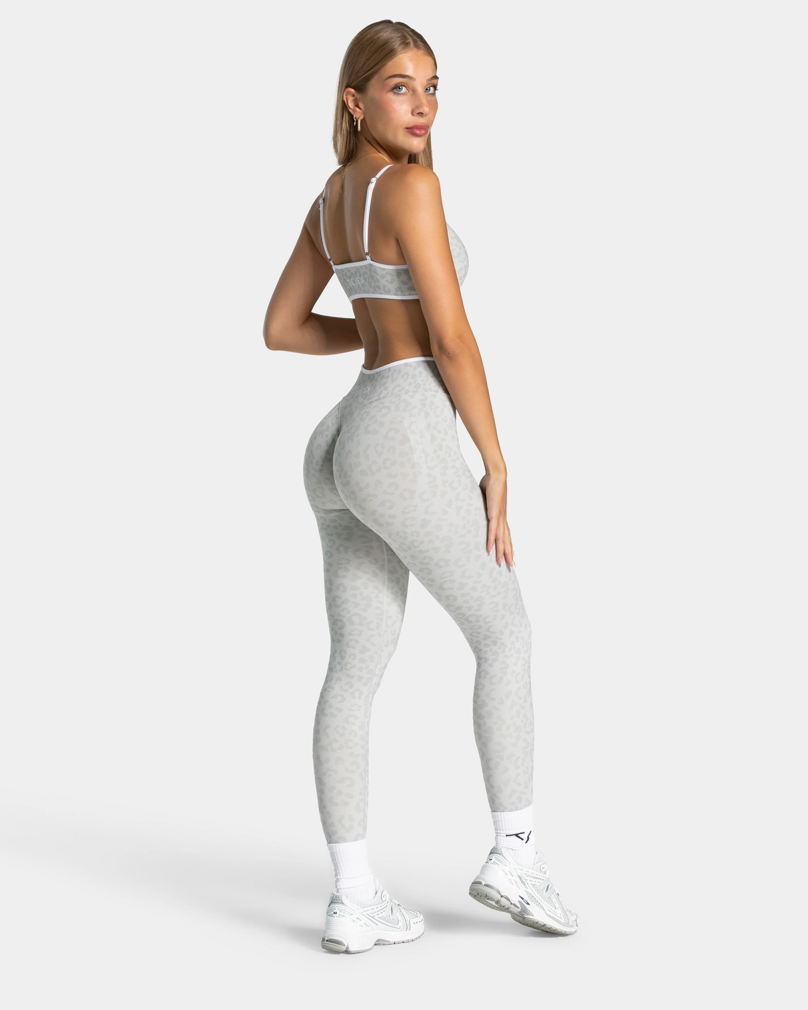 Contrastline Sculpt Scrunch Leggings "Leo Hellgrau" - Image 5