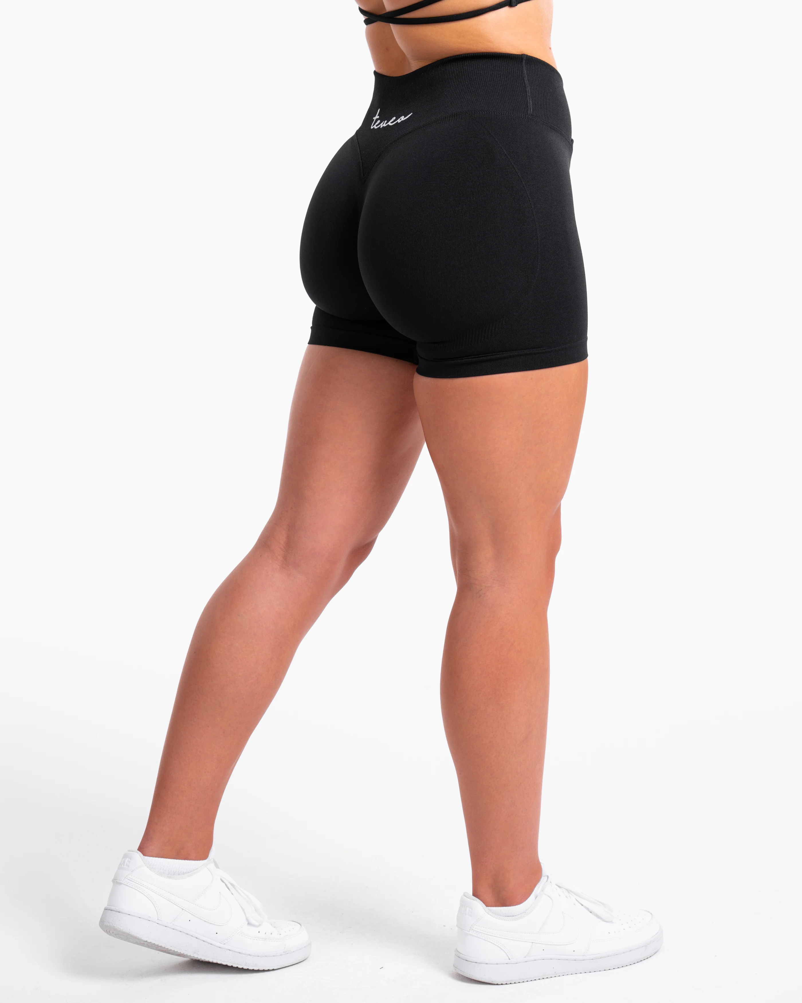 Fearless V-Shape Covert Scrunch Shorts "Schwarz" - Image 2